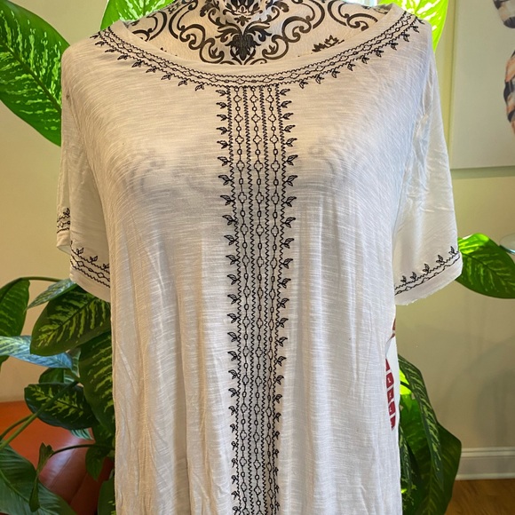 Black and white top with details. - Picture 2 of 3